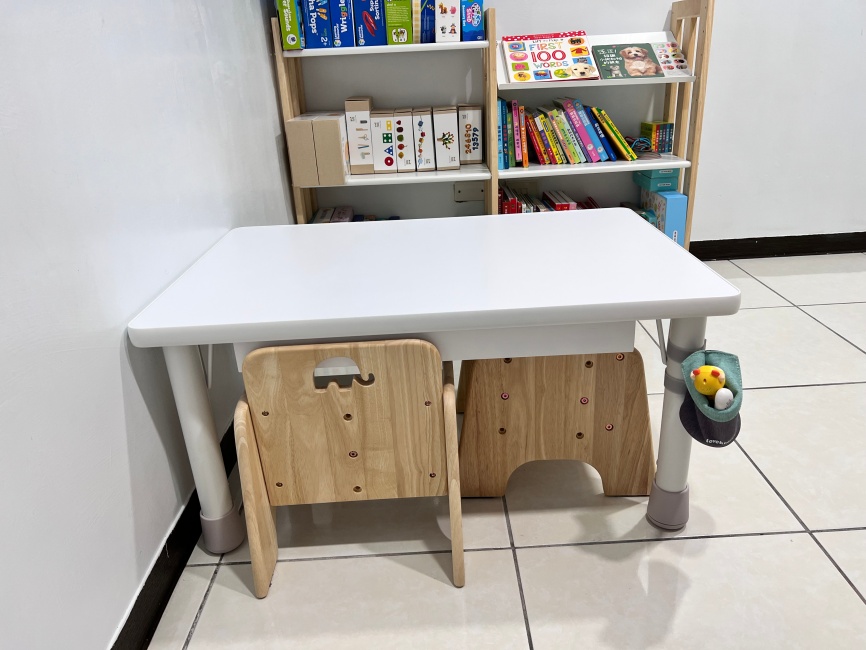 愛兒館-我的第一張小桌子、椅子、書櫃，一歲用到成人的成長型傢俱、安全穩固超高CP值！